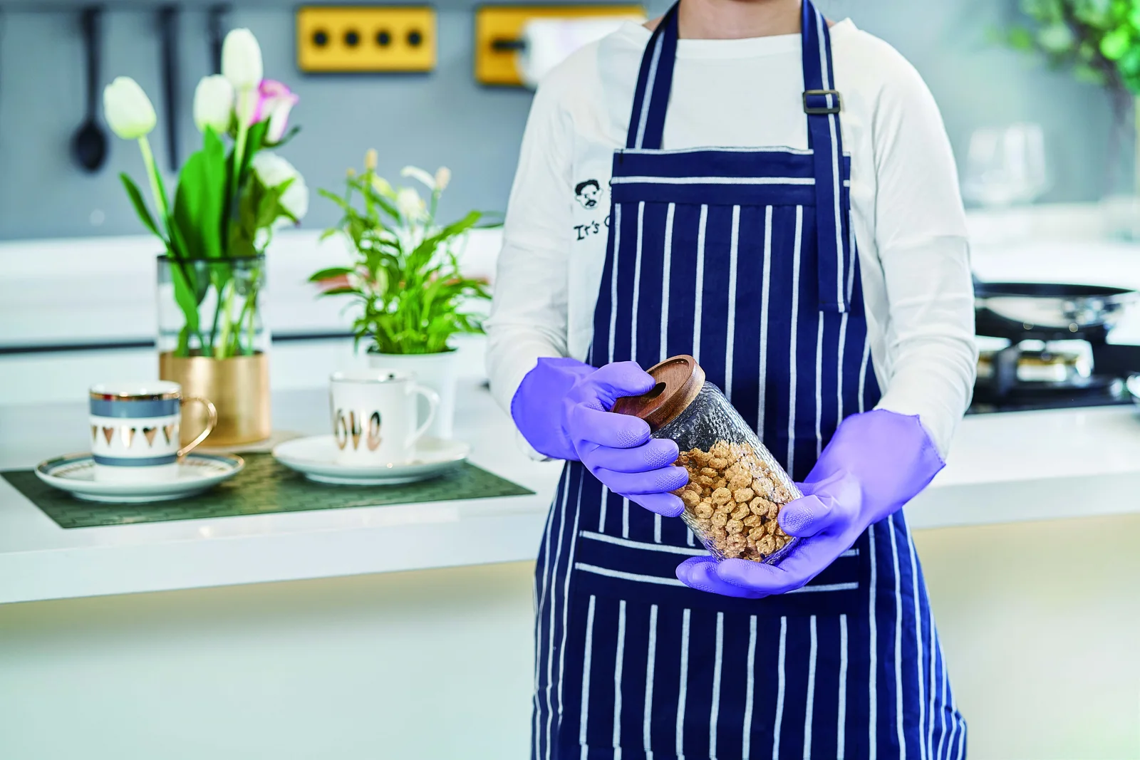 Purple 808-2 household gloves holding a food storage jar in the catalog kitchen scene